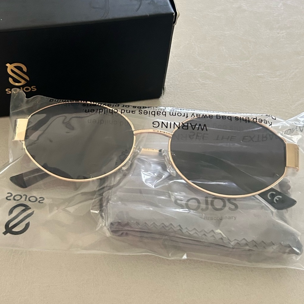 NWT- “Sojos” Round Frame Sunglasses with Dark Lenses - Picture 2 of 8